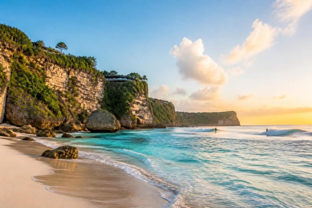 découvrez uluwatu plage, un paradis pour les amateurs de sable fin et de vagues parfaites. guide des activités incontournables pour profiter pleinement de ce spot unique.