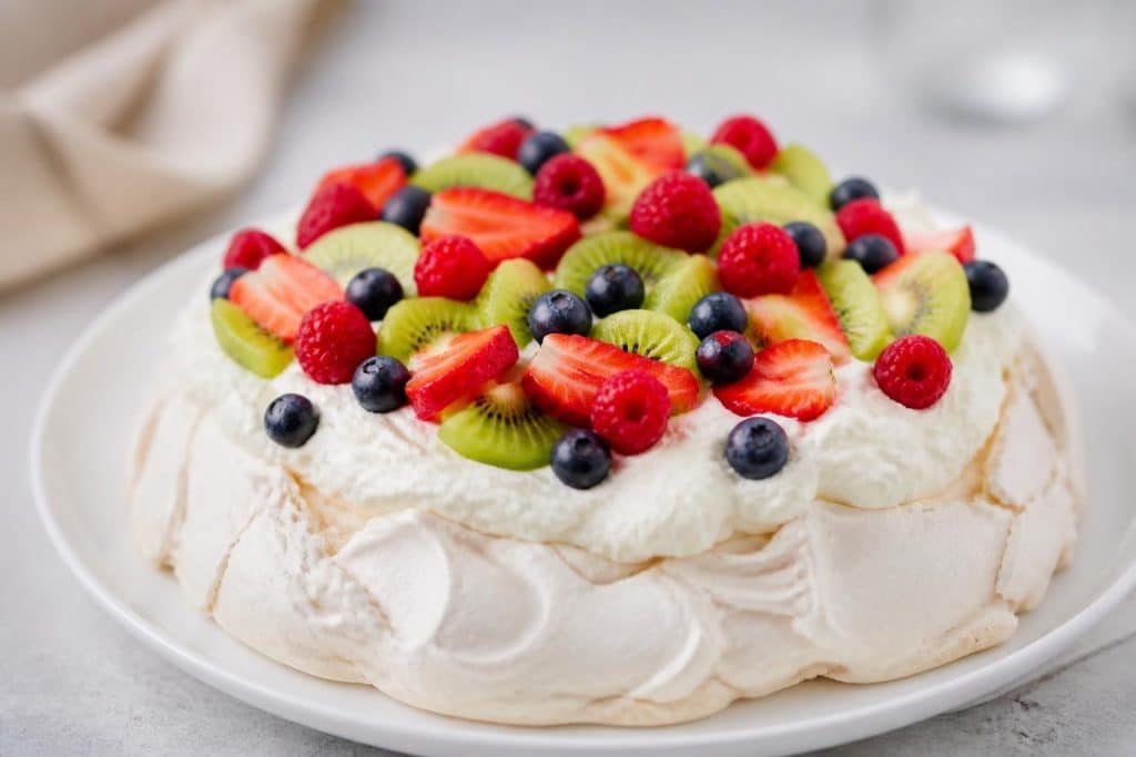 découvrez une recette facile et rapide de pavlova aux fruits frais, parfaite pour un dessert léger et gourmand en toute simplicité.