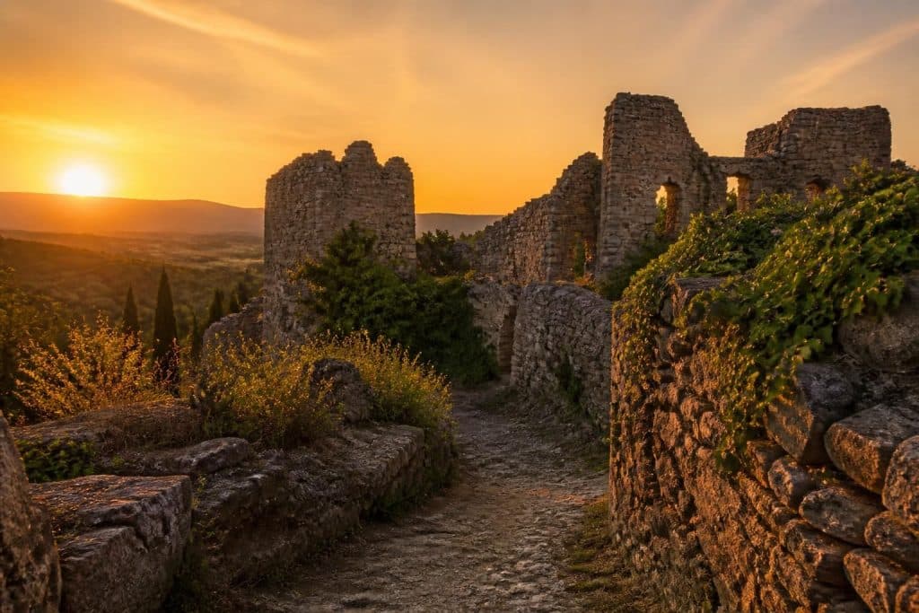 découvrez l'histoire fascinante des ruines de châteauneuf villevieille et préparez votre visite incontournable pour explorer ce site chargé de patrimoine.