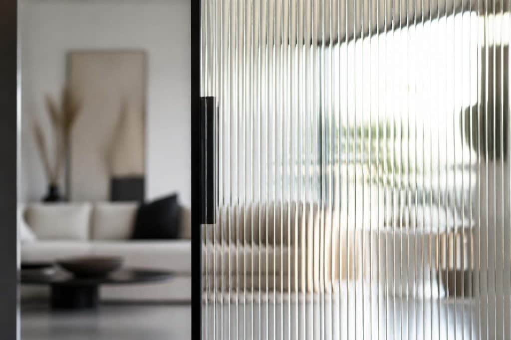 Verre strié sur mesure : esthétique et fonctionnalité pour vos projets