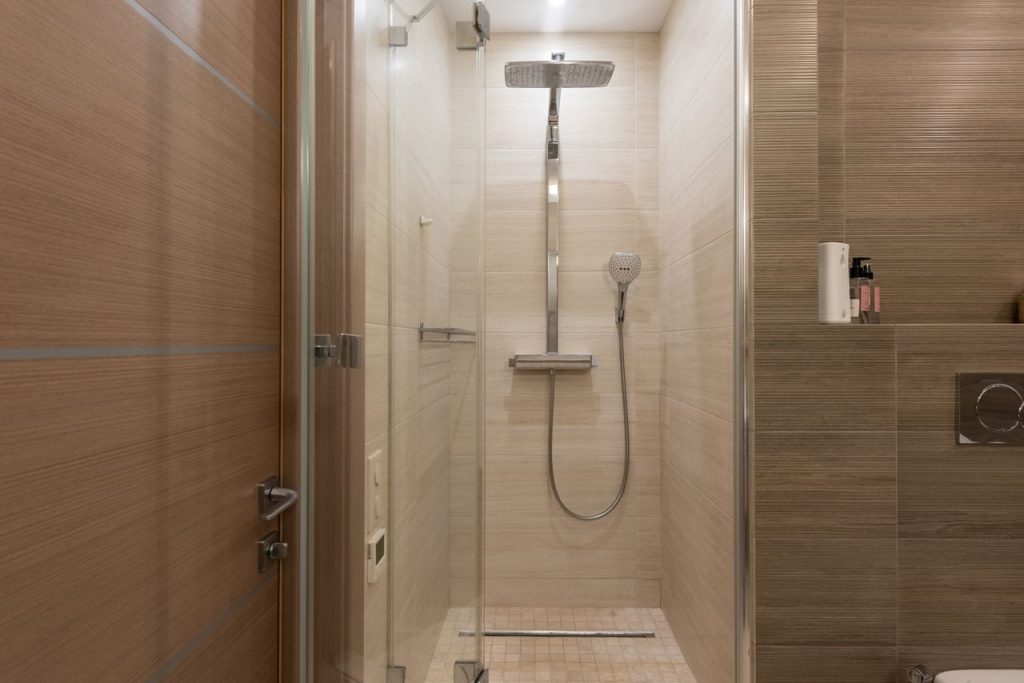 Quels éléments faut-il prévoir pour aménager une douche fonctionnelle ?